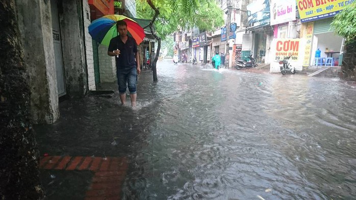 Mưa lớn, dân bì bõm trên nhiều tuyến phố  Hà Nội ngập sâu - Ảnh 5.