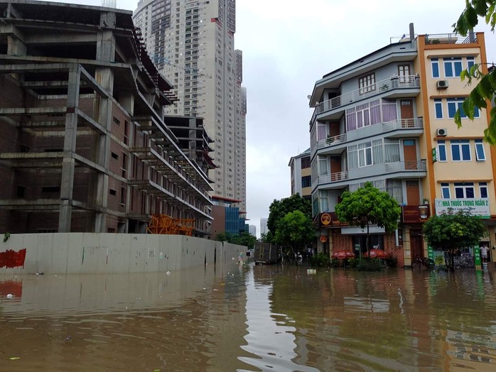 Mưa lớn, dân bì bõm trên nhiều tuyến phố  Hà Nội ngập sâu - Ảnh 7.