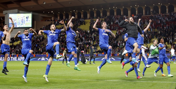 Juventus vui mừng sau khi giành chiến thắng ấn tượng 2-0 ngay trên sân của Monaco Ảnh: REUTERS