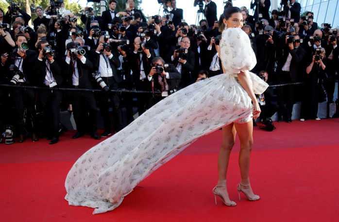 Chân dài Kendall Jenner thu hút với váy đuôi dài - Ảnh 8.