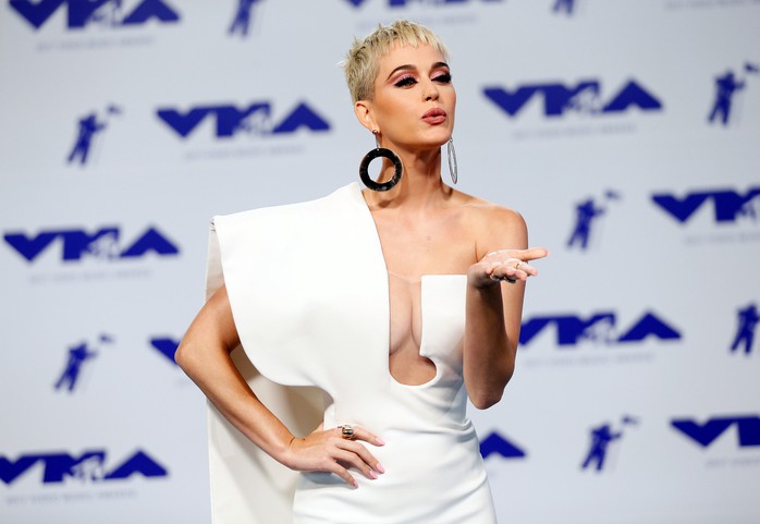 Mốt khoe ngực được chuộng tại MTV VMA 2017 - Ảnh 1.