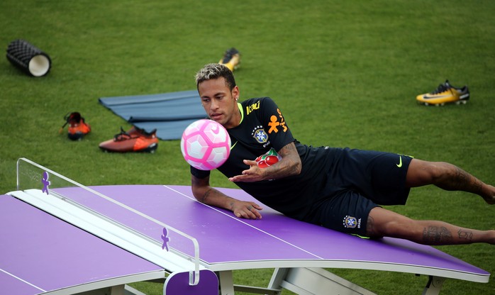 Chơi bóng bàn thua trận, Neymar bị búng lỗ tai - Ảnh 3.