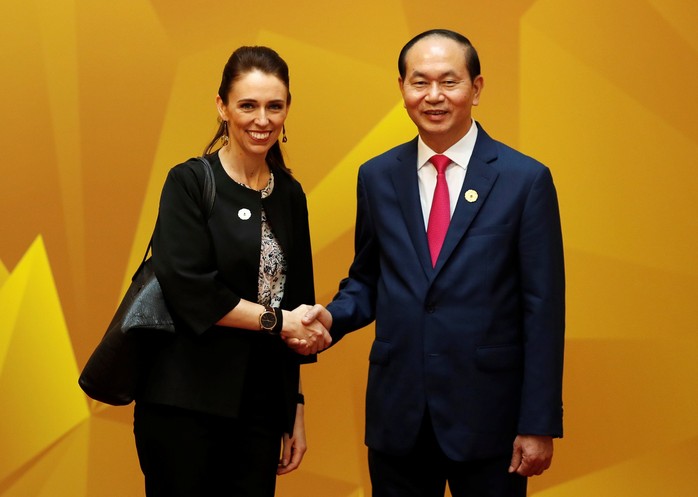 
Chủ tịch nước đón Thủ tướng New Zealand Jacinda Ardern. Ảnh: Reuters
