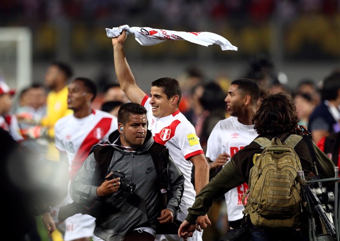 Người đẹp khoe vòng 1 mừng Peru dự World Cup - Ảnh 1.