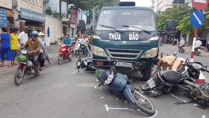 Xe tải mất thắng tông hàng loạt xe máy chờ đèn đỏ - Ảnh 1.