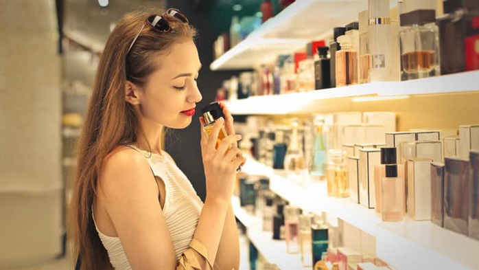 Những trang phục tuyệt đối không nên mặc khi đi máy bay - Ảnh 7.