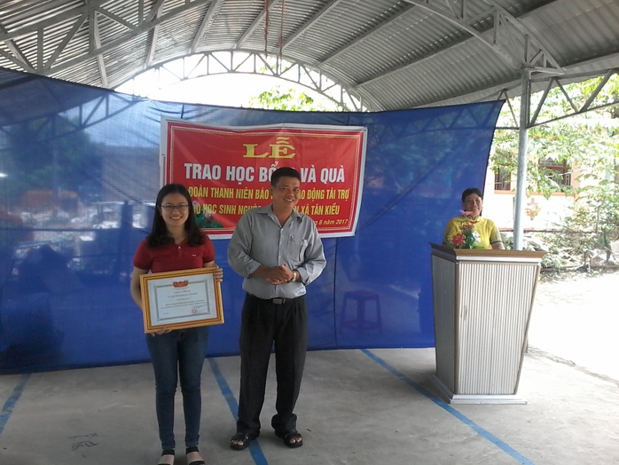 Báo Người Lao Động tặng 800 phần quà cho HS nghèo ĐBSCL - Ảnh 14.