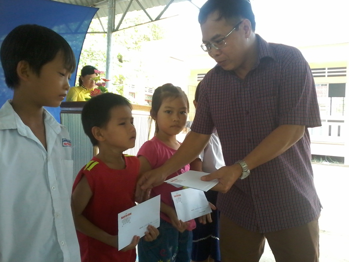 Báo Người Lao Động tặng 800 phần quà cho HS nghèo ĐBSCL - Ảnh 6.