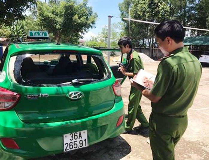 Côn đồ xả súng vào xe taxi do mâu thuẫn làm ăn - Ảnh 2.