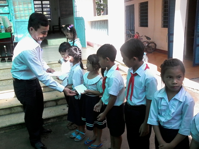 Báo Người Lao Động tặng 800 phần quà cho HS nghèo ĐBSCL - Ảnh 8.