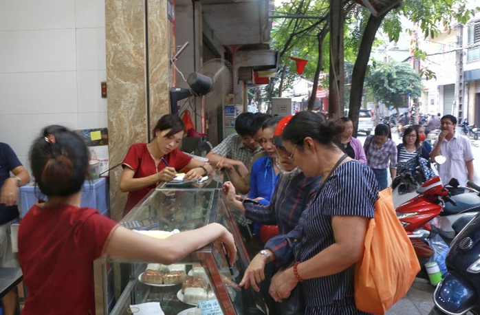 Hà Nội: Xếp hàng dài đợi mua bánh trung thu truyền thống - Ảnh 4.