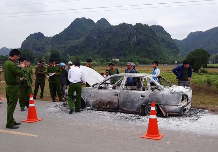 Bất lực nhìn xế hộp cháy ngùn ngụt trên đường Hồ Chí Minh - Ảnh 1.