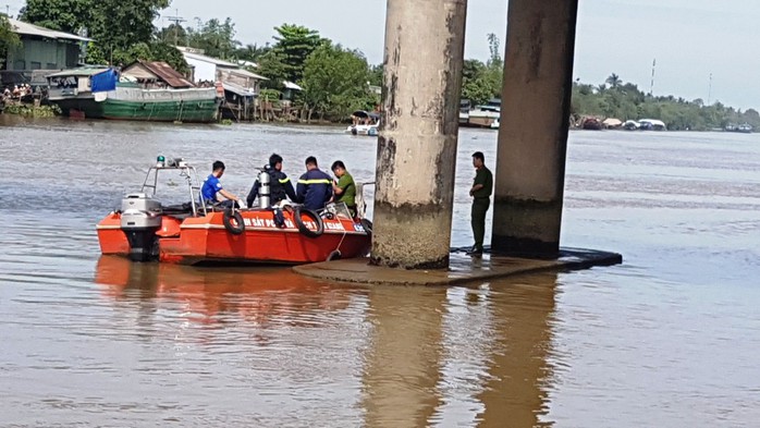 Sà lan chìm từ từ nhưng không thấy ai thoát ra - Ảnh 1.