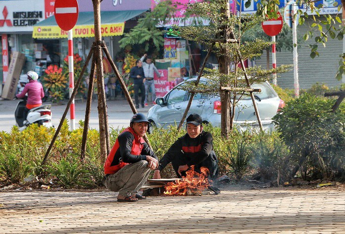 Hà Nội co ro trong đợt rét mạnh nhất từ đầu mùa - Ảnh 15.