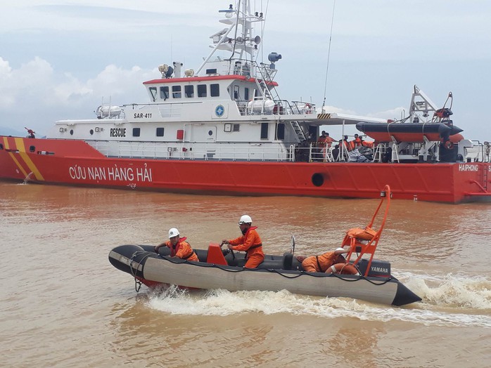 Chìm tàu 4.700 tấn: Phát hiện thêm thi thể kẹt trong tàu - Ảnh 1.