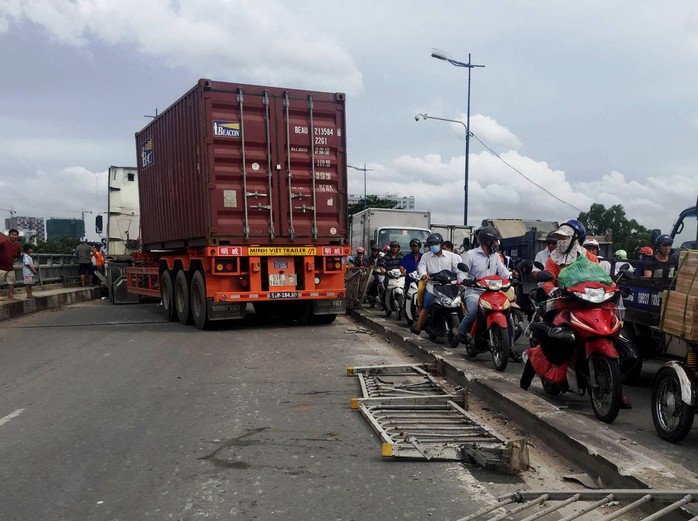 Xe đầu kéo cuốn một phụ nữ vào gầm trên cầu vượt Gò Dưa - Ảnh 2.