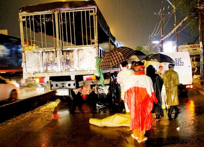 Người phụ nữ chết thương tâm dưới bánh xe tải trong cơn mưa - Ảnh 2.