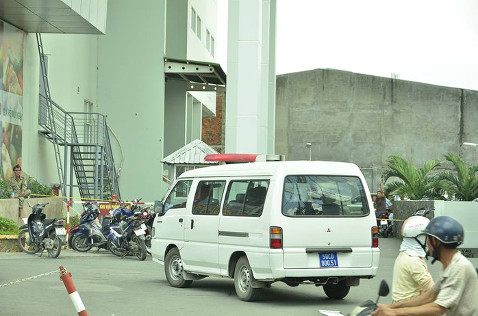 Thi thể đàn ông trong bao tải ở chung cư - Ảnh 2.