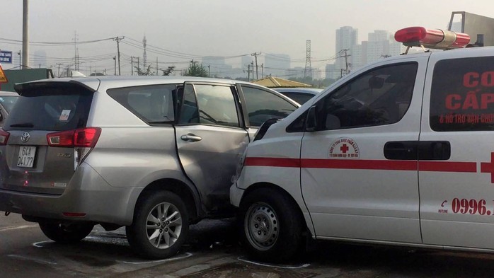 Xe cứu thương tông ngang hông ô tô 7 chỗ ở Sài Gòn - Ảnh 1.