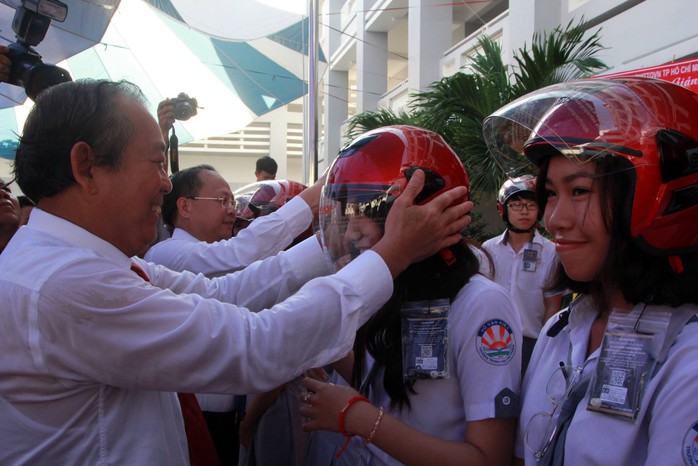 Ông Trương Hòa Bình đánh trống và đội nón cho học sinh - Ảnh 3.