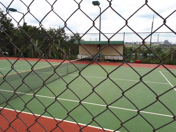 UBND xã nghèo vẫn xây sân tennis - Ảnh 1.