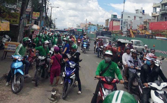 Dân GrabBike kéo đến Bến xe An Sương tính “ăn thua” - Ảnh 1.