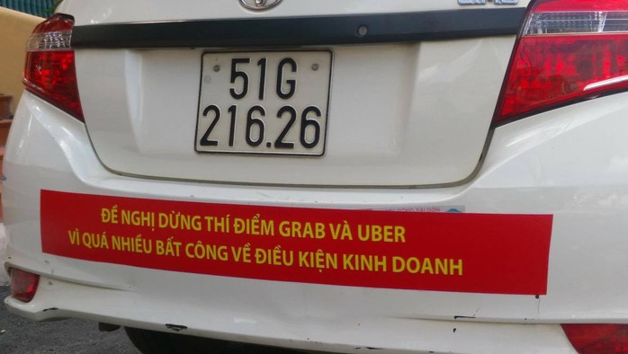 TP HCM: Taxi Vinasun dán bảng phản đối Uber, Grab - Ảnh 2.