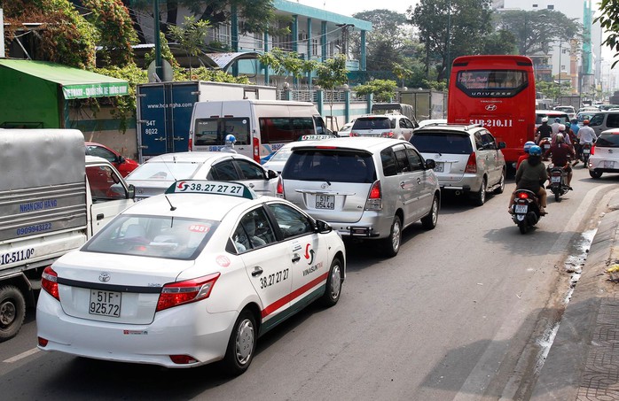 Biểu ngữ “không đẹp” trên taxi Vinasun đã được gỡ bỏ - Ảnh 1.