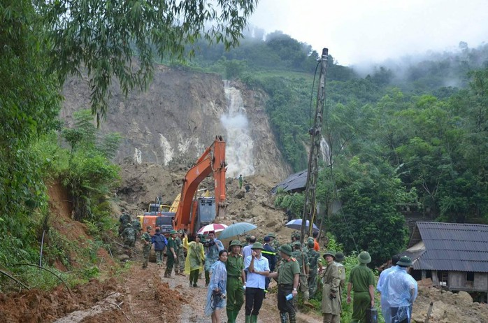 Huy động phương tiện, chó nghiệp vụ tìm kiếm nạn nhân vùi lấp - Ảnh 13.