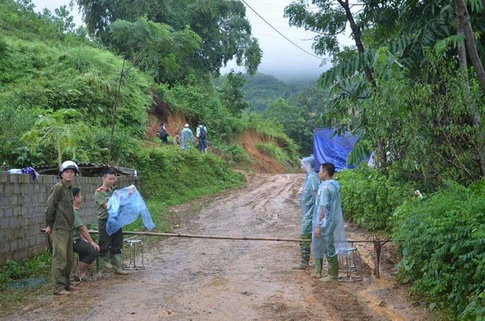 Huy động phương tiện, chó nghiệp vụ tìm kiếm nạn nhân vùi lấp - Ảnh 14.