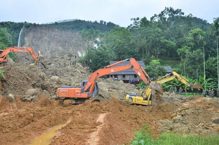 Huy động phương tiện, chó nghiệp vụ tìm kiếm nạn nhân vùi lấp - Ảnh 15.