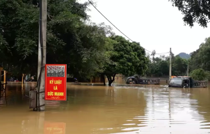 Trại 5 bị cô lập trong nước lũ, dùng ca nô đưa cơm cho 700 phạm nhân - Ảnh 1.