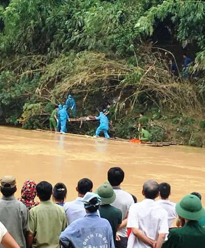 Thi thể mắc trên lùm cây là của thượng tá Biên phòng bị lũ cuốn - Ảnh 1.