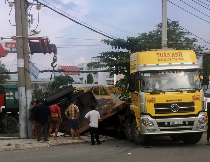 Kinh hãi khối thép cả trăm tấn “phi” xuống đường - Ảnh 2.