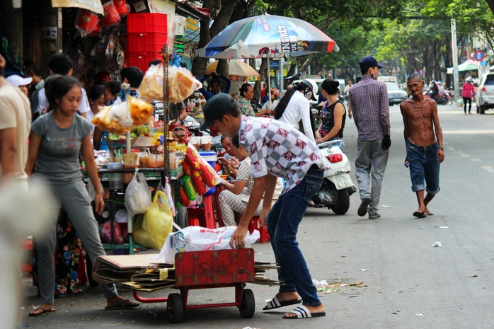 Vỉa hè quận 1 như chưa có những đợt ra quân! - Ảnh 3.