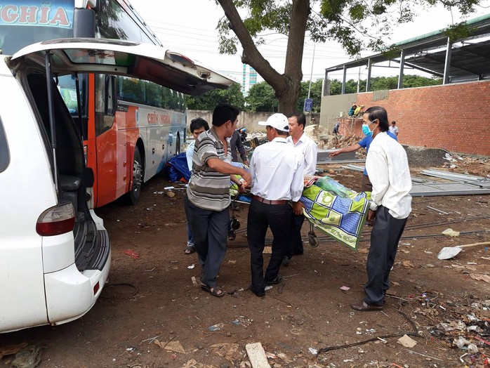 Tá hỏa phát hiện người đàn ông tử vong trên xe khách - Ảnh 1.