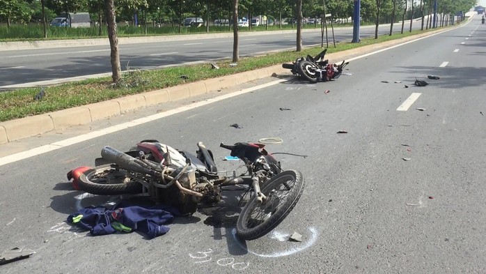 Hai thanh niên nguy kịch sau cú tông giữa 2 xe máy - Ảnh 1.