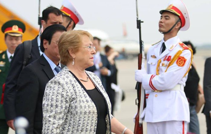 Tổng thống Chile Michelle Bachelet đáp Không lực tới Nội Bài - Ảnh 9.