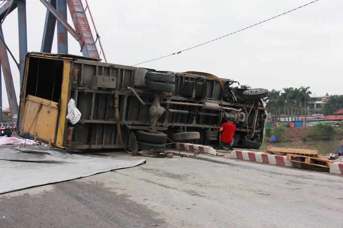 Xe thư báo đè chết mẹ chồng, con dâu trọng thương - Ảnh 2.