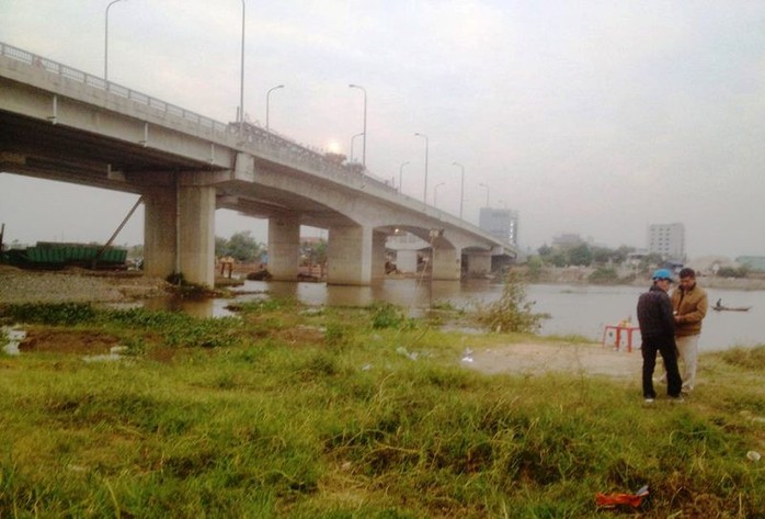 Công an kiểm tra “sới bạc”, 1 người nhảy xuống sông tử vong - Ảnh 1.