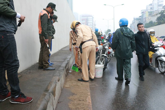 Xe máy ngã la liệt ở hầm chui Kim Liên vì mạch nước rỉ đường - Ảnh 8.