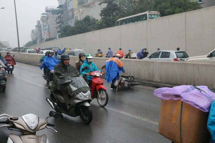 Xe máy ngã la liệt ở hầm chui Kim Liên vì mạch nước rỉ đường - Ảnh 13.