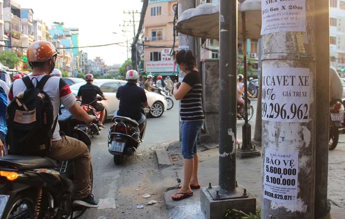 
Dọc đường Hoàng Diệu (quận 4), ngay khi những tờ rơi cũ được xé đi, những tờ rơi mới đã mọc lên, người dân địa phương chị biết lắc đầu ngao ngán.
