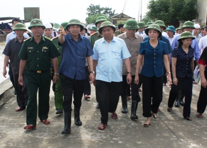 Thủ tướng, Phó Thủ tướng hủy các cuộc họp, tới hiện trường chỉ đạo ứng phó thiên tai - Ảnh 1.