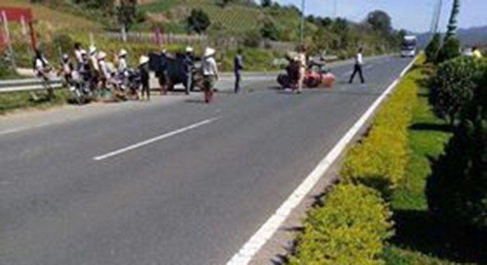 Ô tô tông... xe máy cày trên cao tốc Liên Khương - Đà Lạt - Ảnh 3.