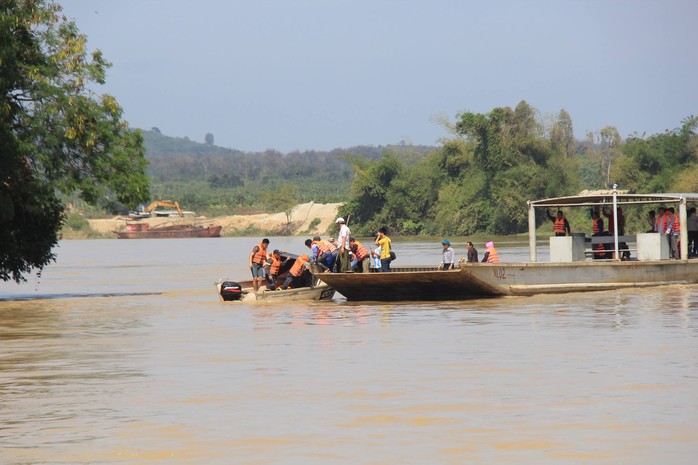 Thăm bạn, người đàn ông bị nước cuốn trôi - Ảnh 1.