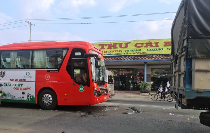 Xe khách Phương Trang gây tai nạn liên hoàn trên Quốc lộ 1 - Ảnh 1.