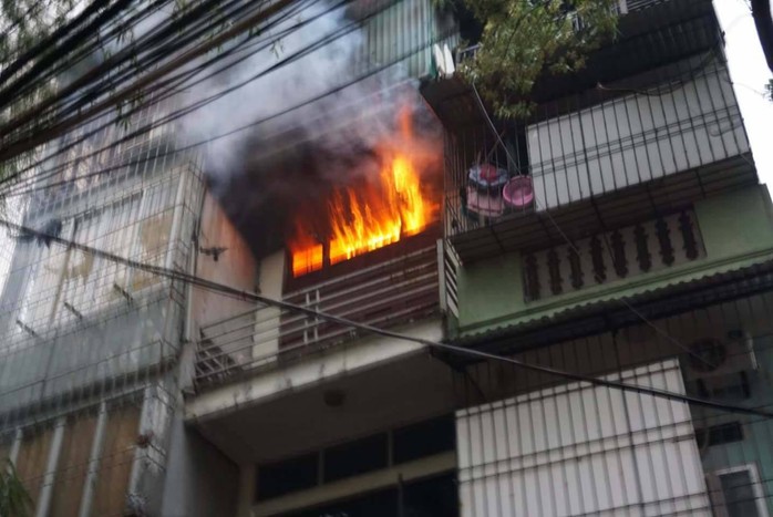 Hà Nội: Cháy lớn nhà 4 tầng, lan sang hai bên - Ảnh 1.