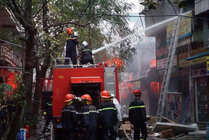 Hà Nội: Cháy lớn nhà 4 tầng, lan sang hai bên - Ảnh 2.