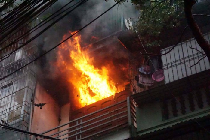 Hà Nội: Cháy lớn nhà 4 tầng, lan sang hai bên - Ảnh 3.